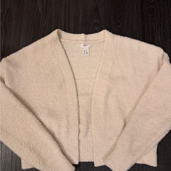 Forever 21 Woman’s Light Cream
White Casual Cardigan Sweater - Picture 2 of 4